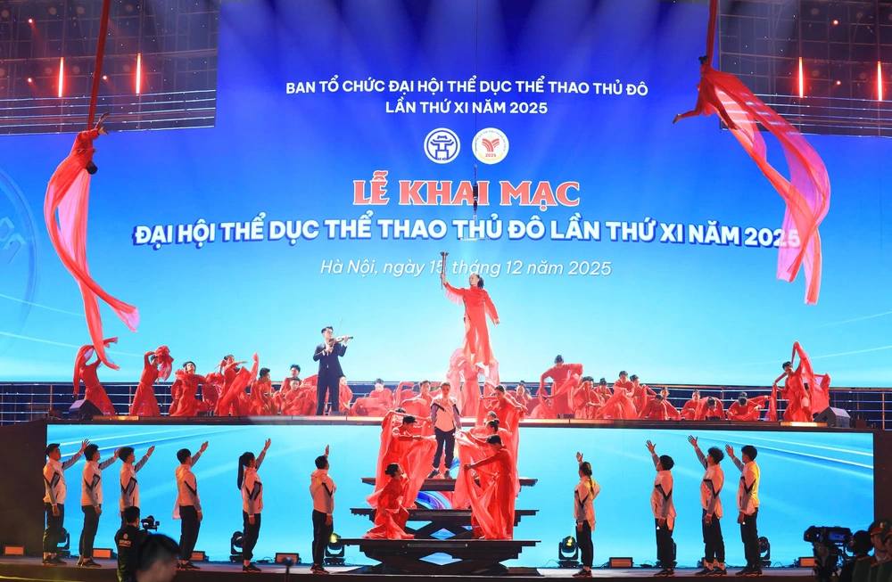 Đại hội Thể dục thể thao Thủ đô lần thứ XI khai mạc: Rực rỡ đêm hội, lan tỏa khát vọng vươn cao - Ảnh 2.