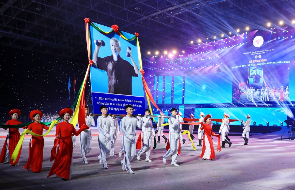 Đại hội Thể dục thể thao Thủ đô lần thứ XI khai mạc: Rực rỡ đêm hội, lan tỏa khát vọng vươn cao - Ảnh 1.