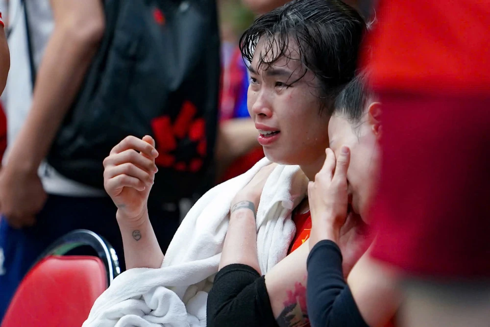 Trần Thị Thanh Thúy rơi nước mắt ở chung kết bóng chuyền nữ SEA Games 2025: Có lẽ nào, định mệnh? - Ảnh 2. Trần Thị Thanh Thúy rơi nước mắt ở chung kết bóng chuyền nữ SEA Games 2025: Có lẽ nào, định mệnh? - Ảnh 2.