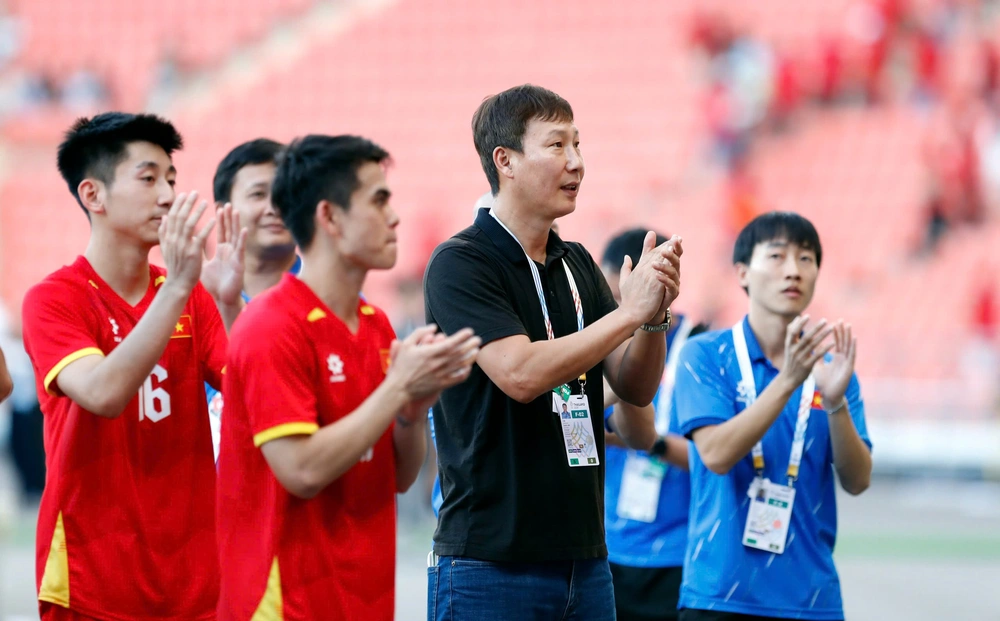 HLV Kim Sang Sik hứa hẹn cú đúp lịch sử tại Rajamangala - Ảnh 3. HLV Kim Sang Sik hứa hẹn cú đúp lịch sử tại Rajamangala - Ảnh 3.