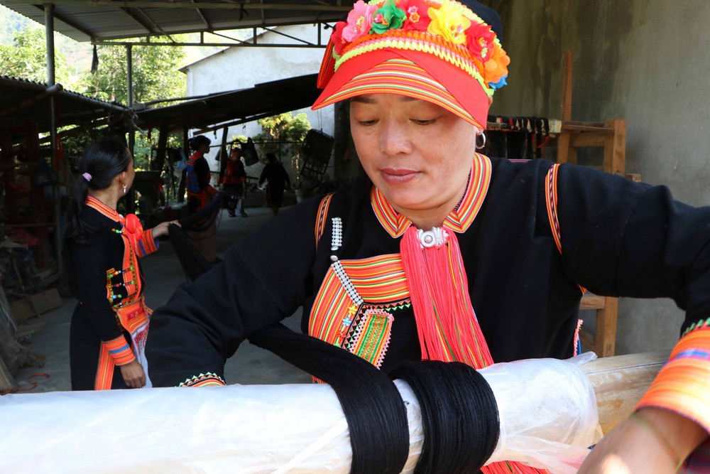 Độc đáo kỹ nghệ kéo sợi của phụ nữ Dao ở Lai Châu - Ảnh 10.