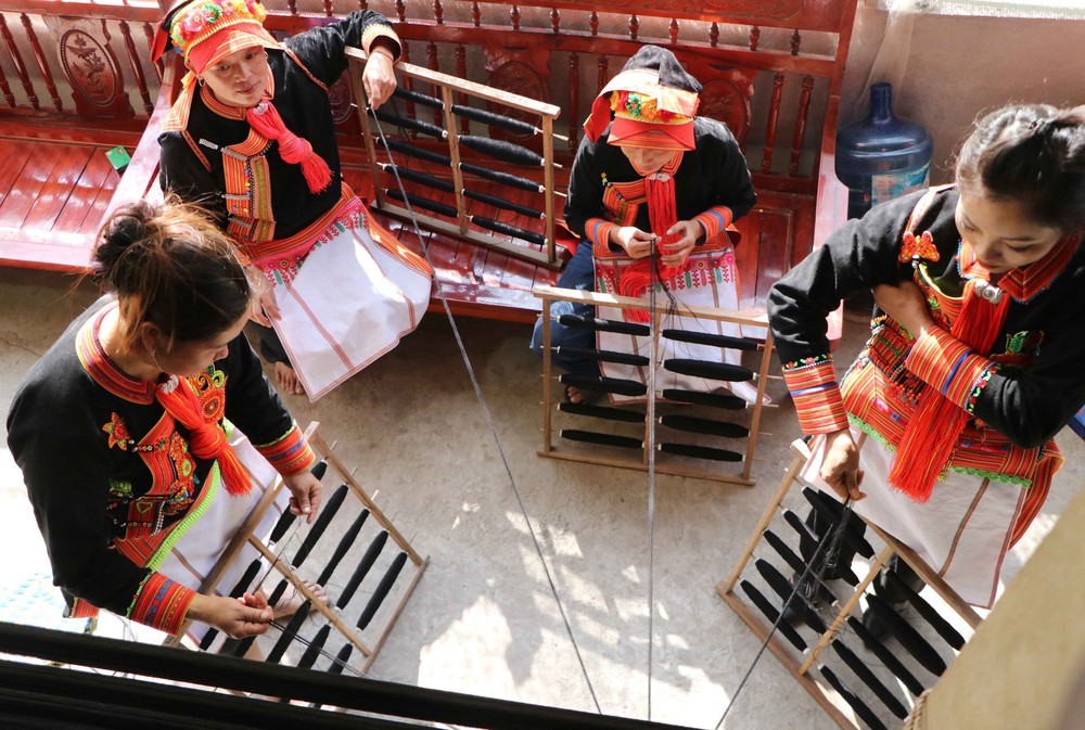 Độc đáo kỹ nghệ kéo sợi của phụ nữ Dao ở Lai Châu - Ảnh 3.