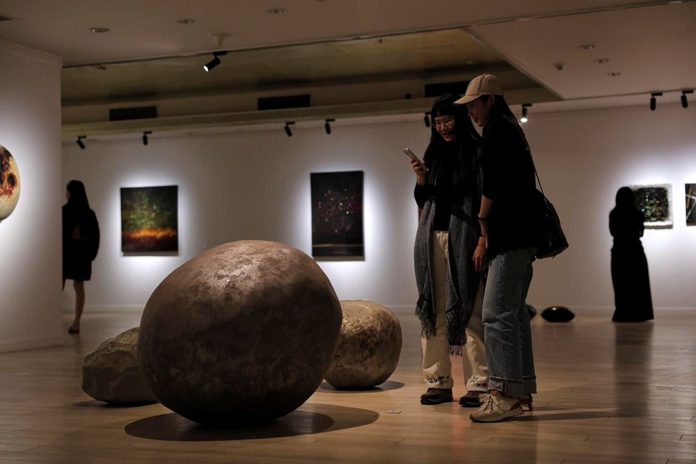 Hành trình mở rộng ngôn ngữ sơn mài của Nguyễn Xuân Lục - Ảnh 7. Hành trình mở rộng ngôn ngữ sơn mài của Nguyễn Xuân Lục - Ảnh 7.