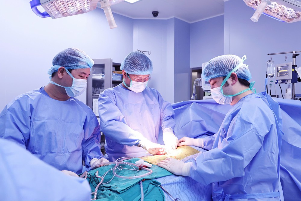 Ghép thận cùng huyết thống: Người mẹ tặng sự sống cho con - Ảnh 2. Ghép thận cùng huyết thống: Người mẹ tặng sự sống cho con - Ảnh 2.