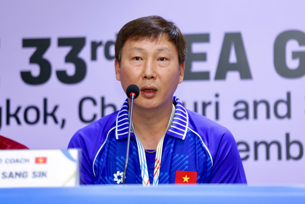HLV Kim Sang Sik: 'Mong trọng tài làm việc công tâm' - Ảnh 1.