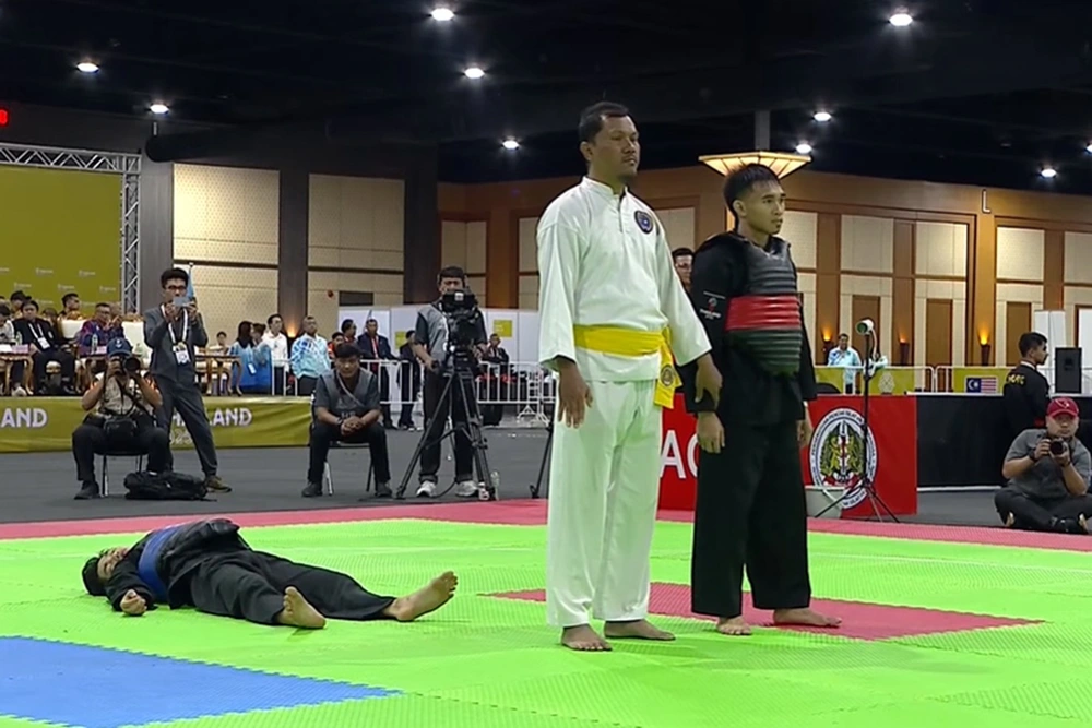 Quan chức Liên đoàn Pencak Silat Thái Lan phản hồi vụ võ sĩ Việt Nam nằm gục khi trọng tài xử thắng cho VĐV Malaysia - Ảnh 2. Quan chức Liên đoàn Pencak Silat Thái Lan phản hồi vụ võ sĩ Việt Nam nằm gục khi trọng tài xử thắng cho VĐV Malaysia - Ảnh 2.