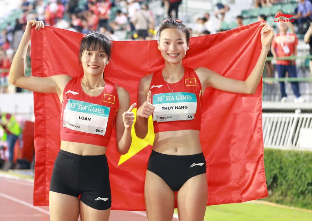 Trần Thị Loan (HCV) và Hà Thị Thúy Hằng (HCB) giúp Việt Nam khẳng định vị thế số 1 trong môn nhảy xa nữ ở SEA Games 2025