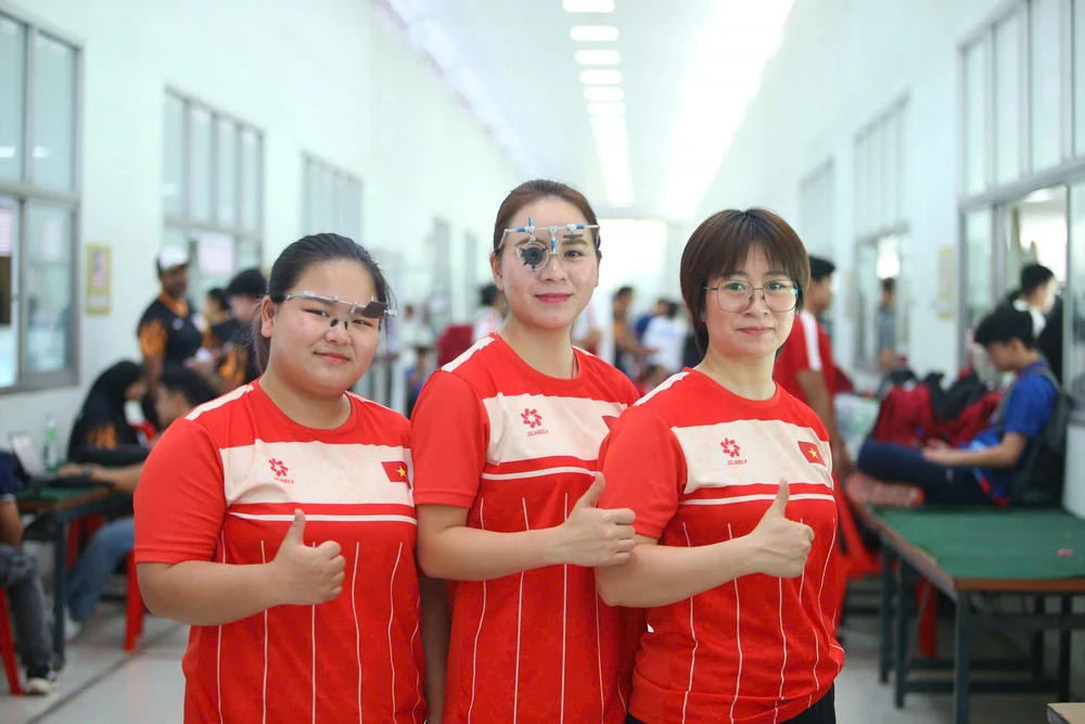 Nguyễn Thùy Dung, Nguyễn Thùy Trang, Trịnh Thu Vinh giành HCV 25m súng ngắn đồng đội nữ với 1746 điểm Nguyễn Thùy Dung, Nguyễn Thùy Trang, Trịnh Thu Vinh giành HCV 25m súng ngắn đồng đội nữ với 1746 điểm