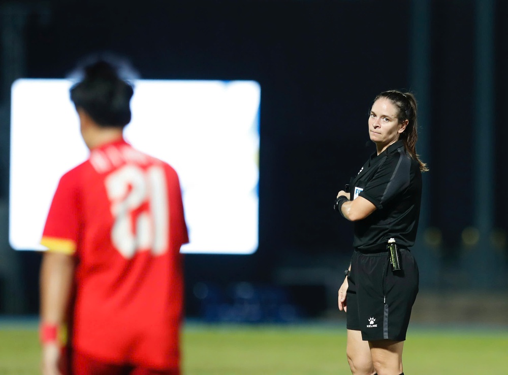 Sai lầm của trọng tài đã cướp mất tấm HCV SEA Games 2025 của bóng đá nữ Việt Nam - Ảnh 4. Sai lầm của trọng tài đã cướp mất tấm HCV SEA Games 2025 của bóng đá nữ Việt Nam - Ảnh 4.
