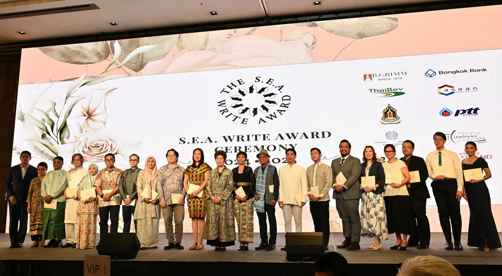 Hai nhà văn Việt Nam được nhận Giải thưởng văn học Đông Nam Á 2024-2025 - Ảnh 1. Hai nhà văn Việt Nam được nhận Giải thưởng văn học Đông Nam Á 2024-2025 - Ảnh 1.