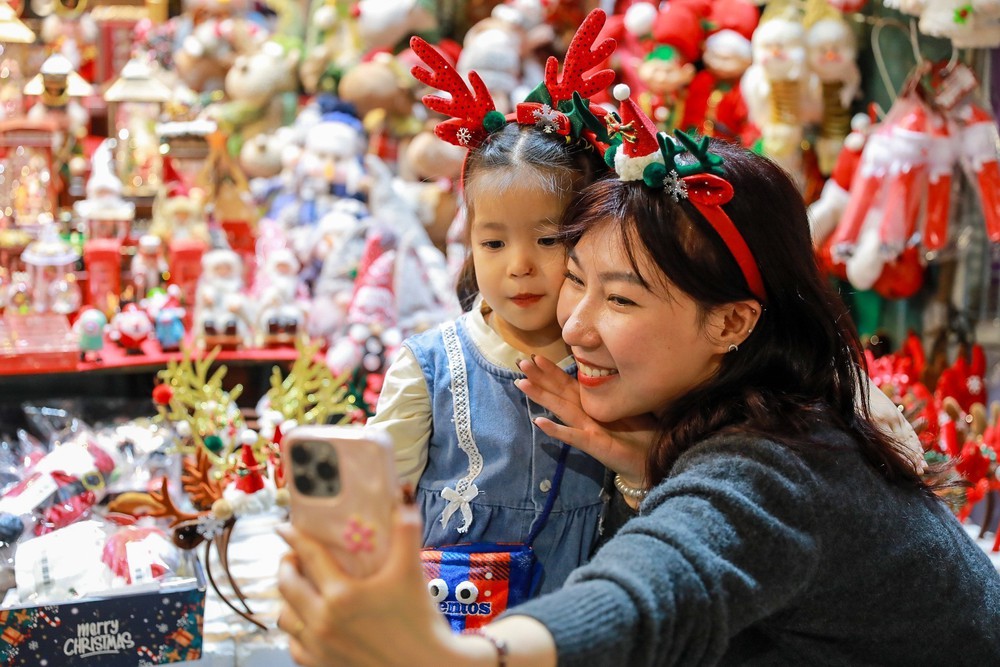 Hà Nội: Không khí rộn ràng trước Giáng sinh 2025 - Ảnh 6. Hà Nội: Không khí rộn ràng trước Giáng sinh 2025 - Ảnh 6.