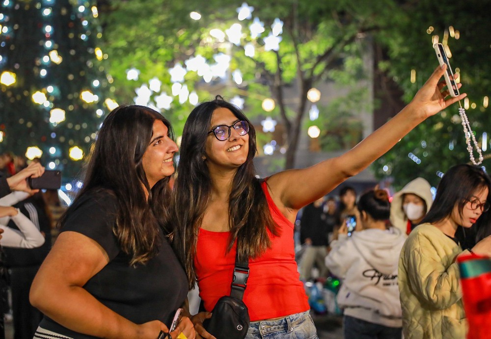 Hà Nội: Không khí rộn ràng trước Giáng sinh 2025 - Ảnh 13. Hà Nội: Không khí rộn ràng trước Giáng sinh 2025 - Ảnh 13.