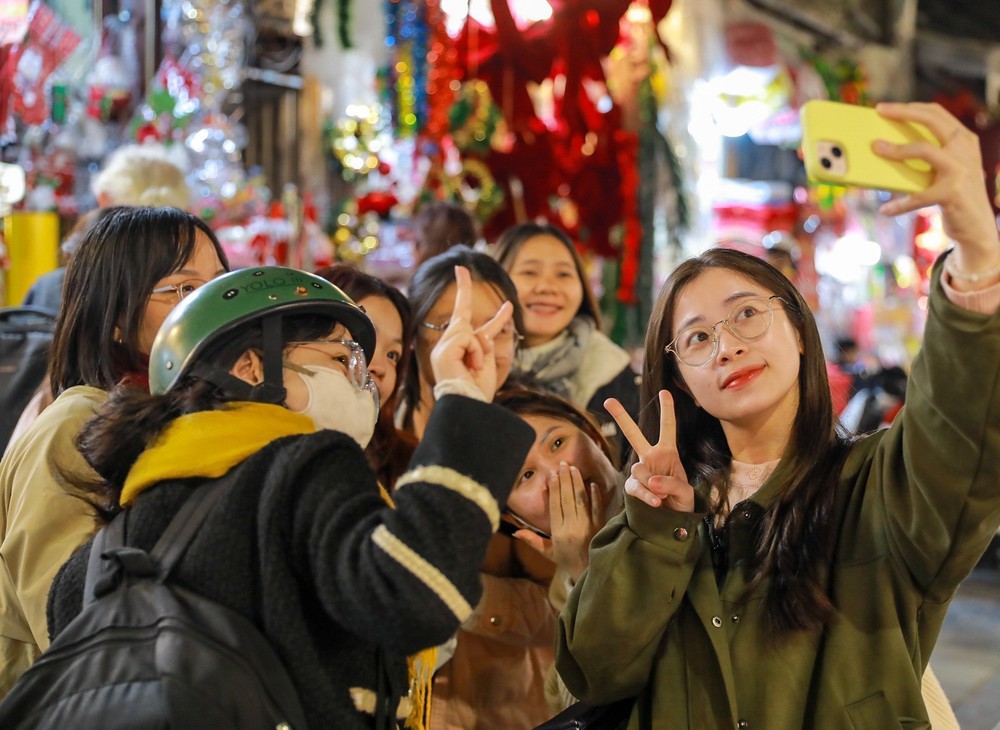 Hà Nội: Không khí rộn ràng trước Giáng sinh 2025 - Ảnh 11. Hà Nội: Không khí rộn ràng trước Giáng sinh 2025 - Ảnh 11.