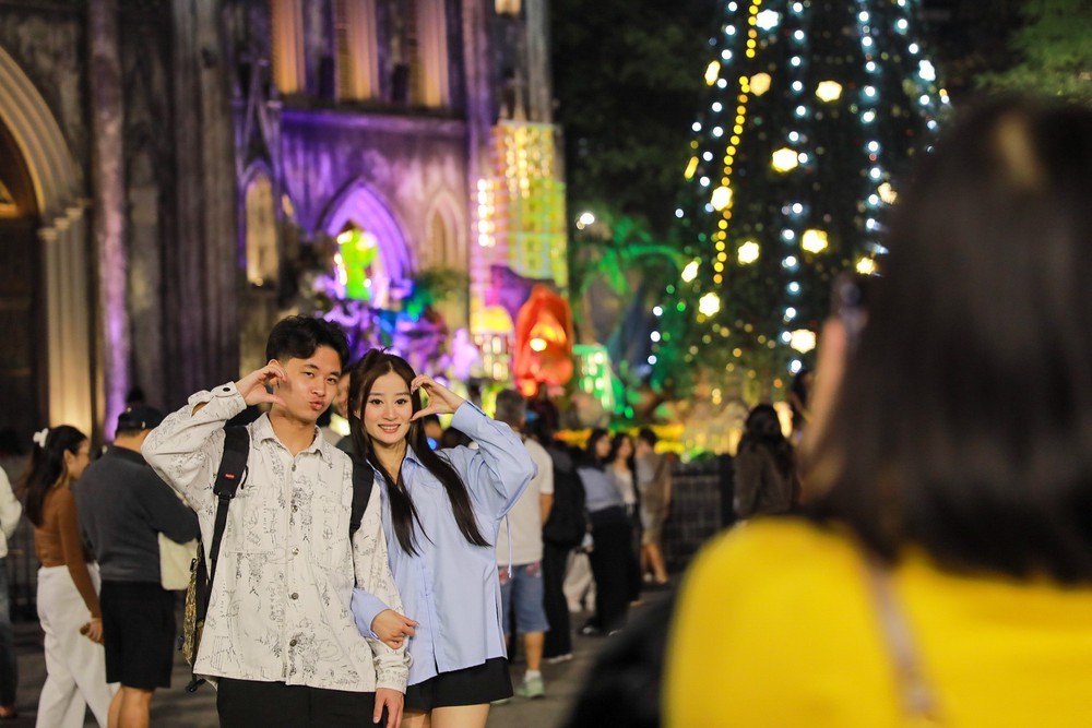 Hà Nội: Không khí rộn ràng trước Giáng sinh 2025 - Ảnh 12. Hà Nội: Không khí rộn ràng trước Giáng sinh 2025 - Ảnh 12.
