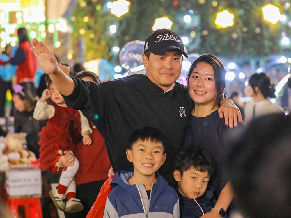 Hà Nội: Không khí rộn ràng trước Giáng sinh 2025 - Ảnh 9. Hà Nội: Không khí rộn ràng trước Giáng sinh 2025 - Ảnh 9.