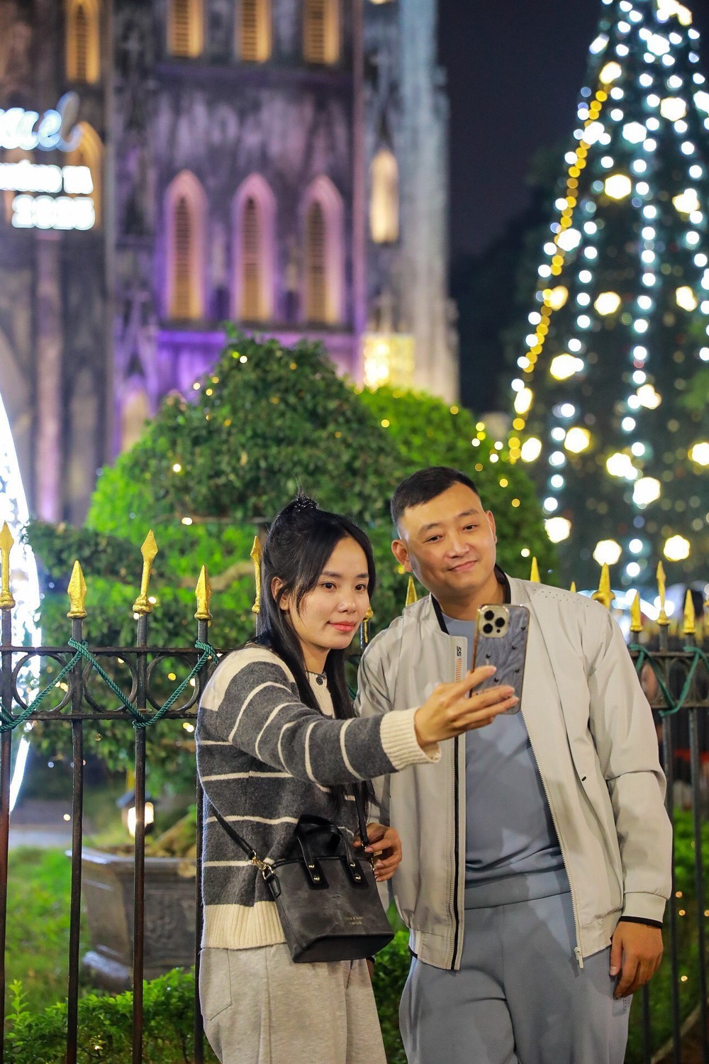 Hà Nội: Không khí rộn ràng trước Giáng sinh 2025 - Ảnh 8. Hà Nội: Không khí rộn ràng trước Giáng sinh 2025 - Ảnh 8.