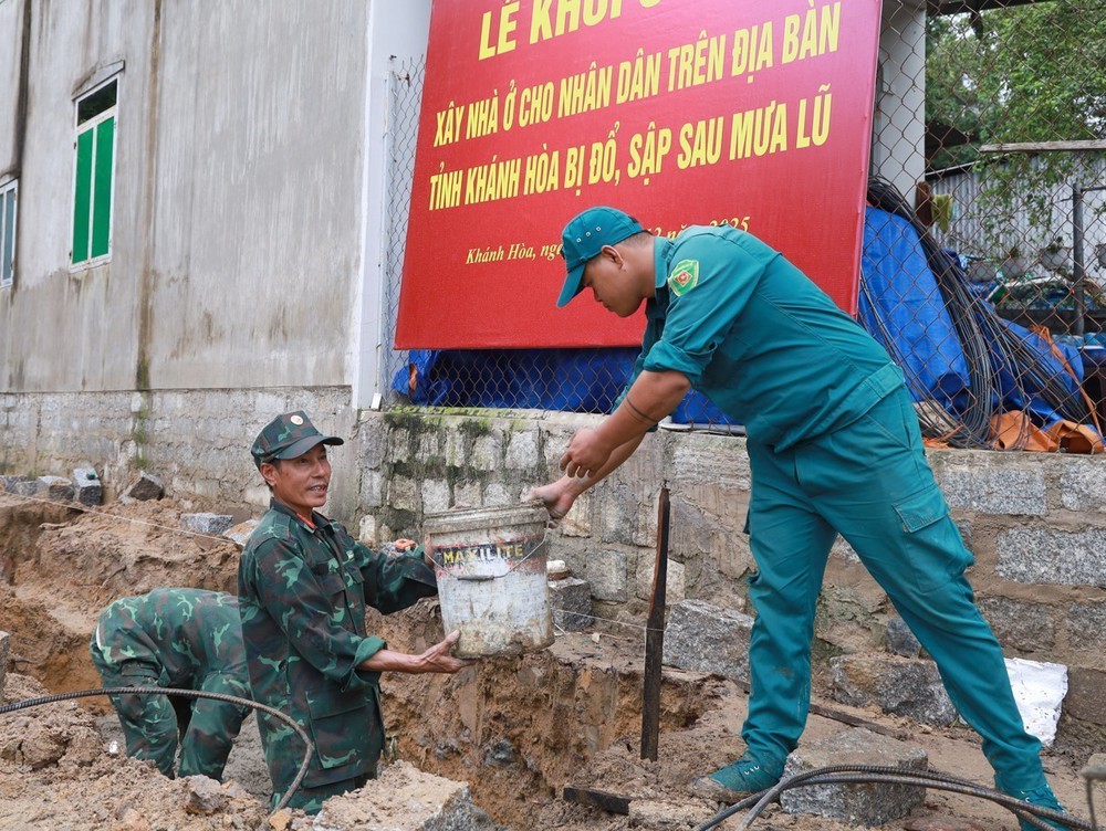 Chiến dịch Quang Trung: "Màu áo biển" dựng nhà mới cho người dân sau lũ - Ảnh 2. Chiến dịch Quang Trung: "Màu áo biển" dựng nhà mới cho người dân sau lũ - Ảnh 2.