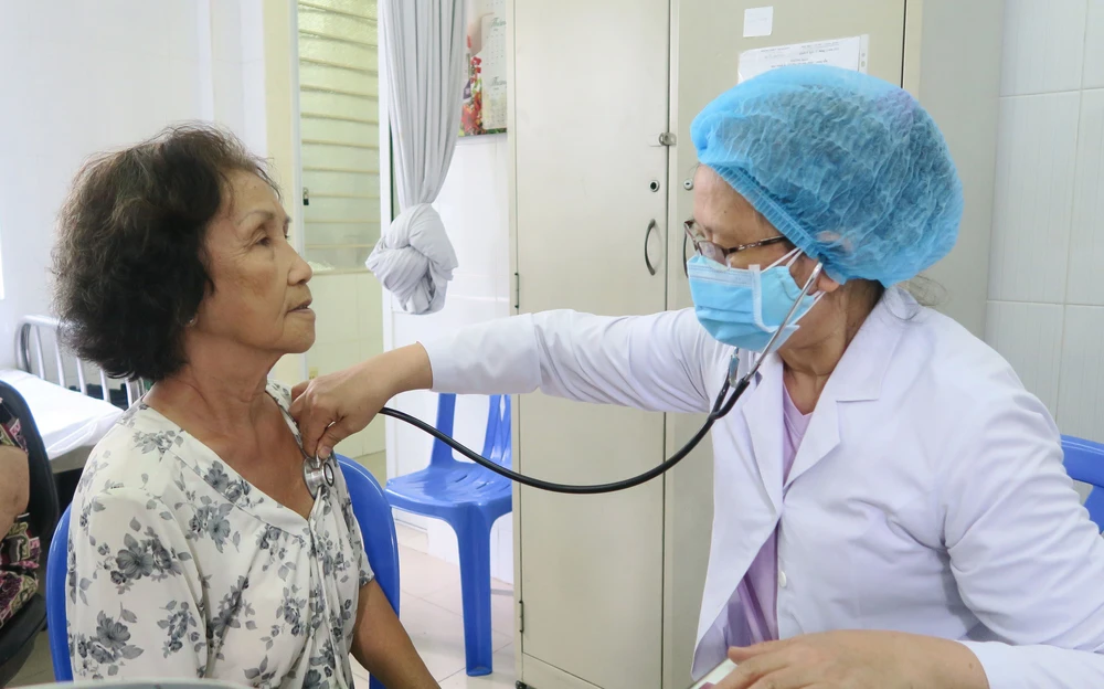 Già hóa dân số tạo áp lực lớn lên hệ thống y tế và an sinh xã hội - Ảnh 1. Già hóa dân số tạo áp lực lớn lên hệ thống y tế và an sinh xã hội - Ảnh 1.