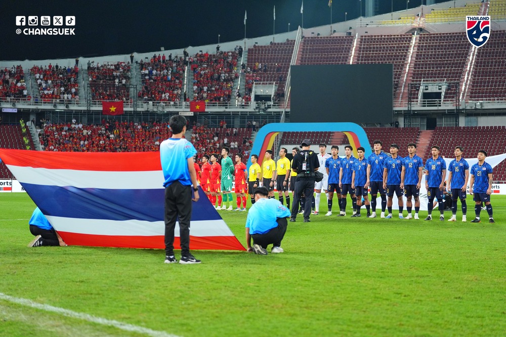 Vì sao chung kết bóng đá nam SEA Games 2025 có nhiều ghế trống, thậm chí trống nguyên cả khán đài? - Ảnh 1.