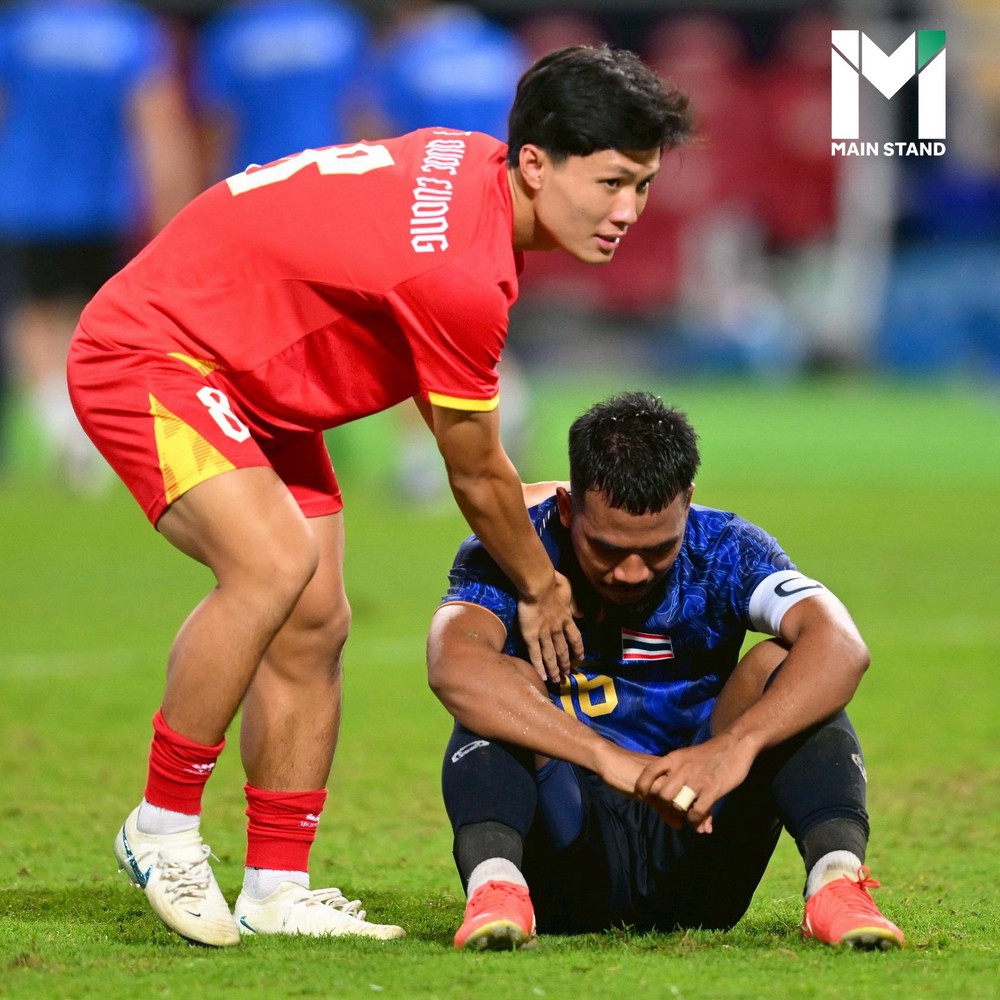 Thất vọng vì tuột HCV SEA Games sau 120 phút, cầu thủ Thái Lan được tiền vệ U22 Việt Nam an ủi - Ảnh 1.