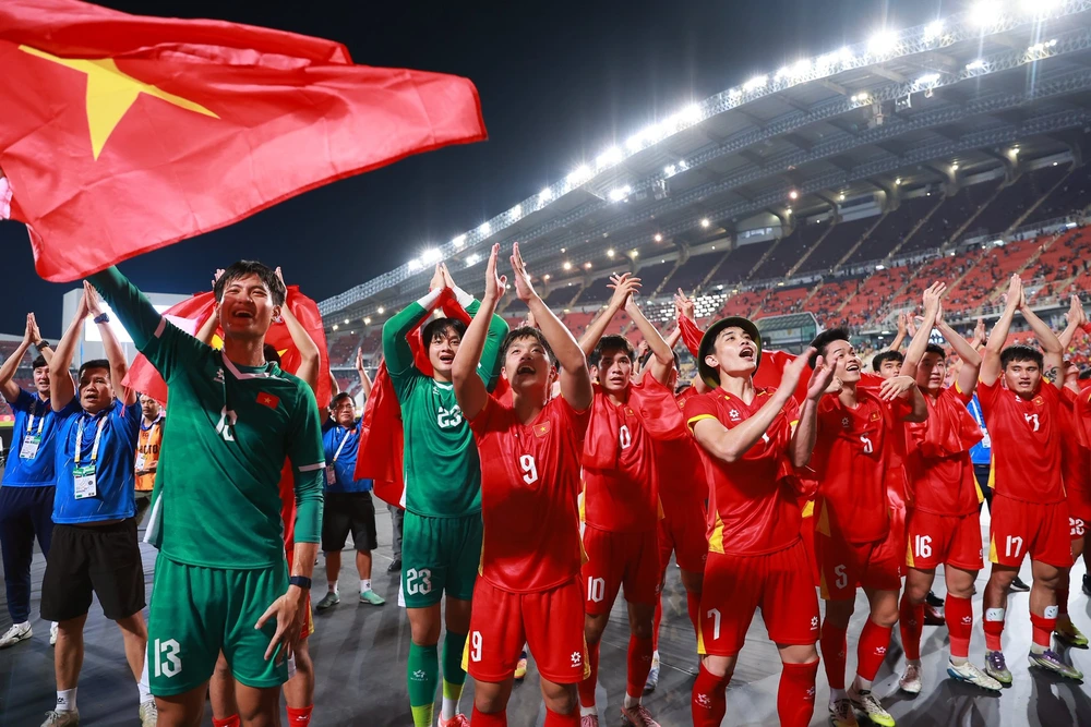 Cầu thủ Việt Nam đội mũ cối ăn mừng HCV SEA Games trong ngày HLV Kim Sang Sik lập kỷ lục danh hiệu - Ảnh 2.