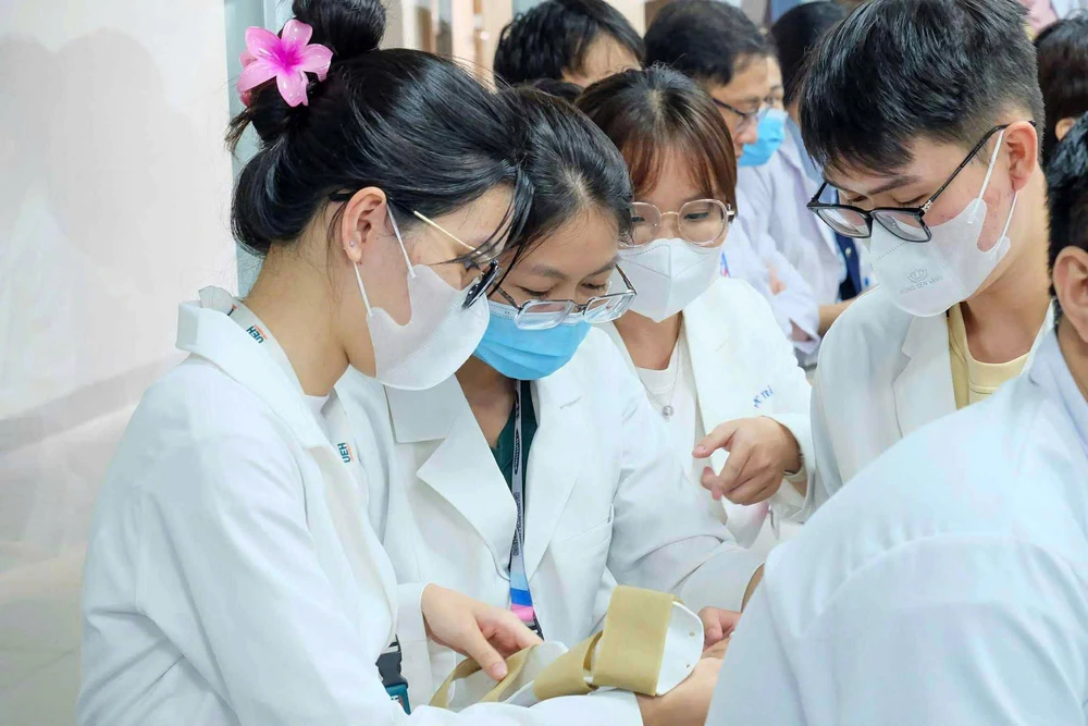 Bác sĩ trở thành VĐV kéo co, giành HCV SEA Games cho thể thao Việt Nam - Ảnh 3. Bác sĩ trở thành VĐV kéo co, giành HCV SEA Games cho thể thao Việt Nam - Ảnh 3.