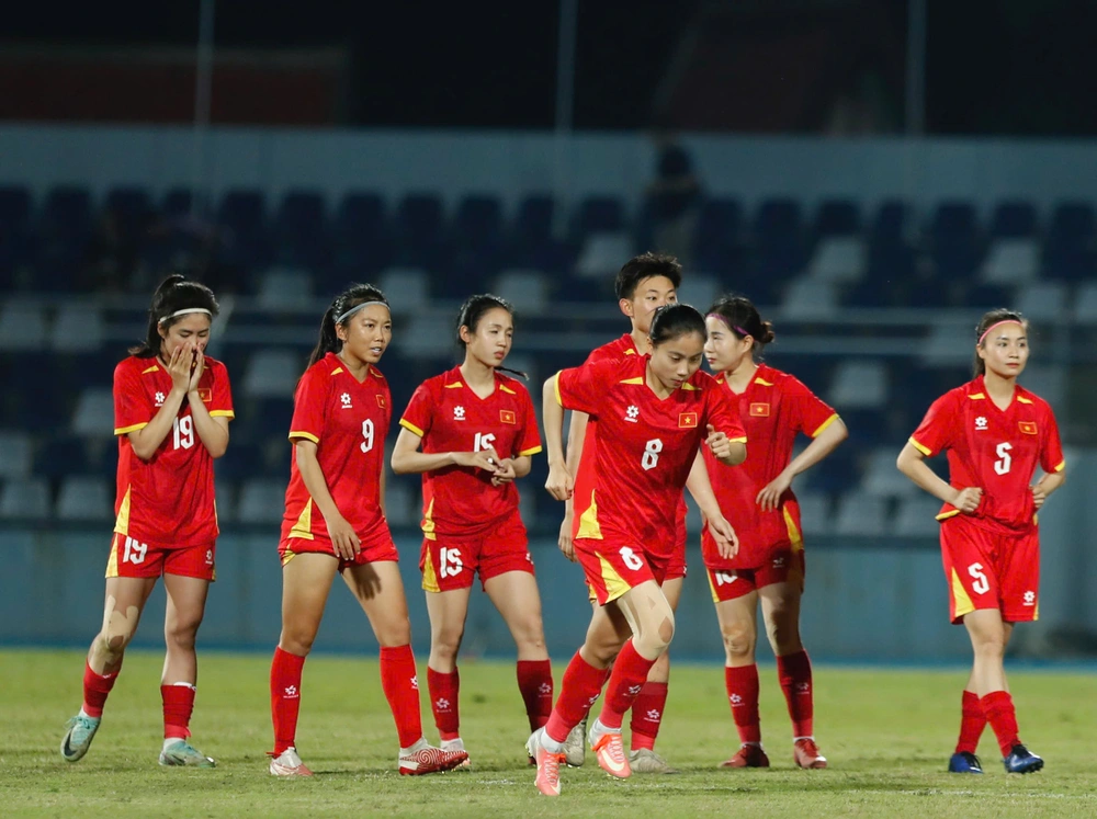 Nhìn từ thất bại tức tưởi của ĐT nữ Việt Nam, HLV Kim Sang Sik có lý do để lo lắng về trọng tài - Ảnh 1. Nhìn từ thất bại tức tưởi của ĐT nữ Việt Nam, HLV Kim Sang Sik có lý do để lo lắng về trọng tài - Ảnh 1.