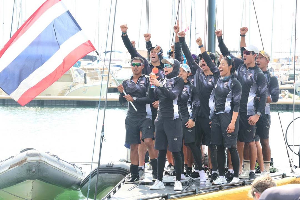 Hoàng hậu Thái Lan trực tiếp thi đấu, dẫn dắt đội thuyền buồm giành HCV lịch sử tại SEA Games 2025 - Ảnh 2.