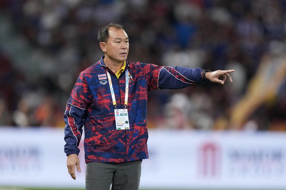 HLV U22 Thái Lan xin lỗi người hâm mộ, nhận trách nhiệm khi thua U22 Việt Nam và trượt HCV SEA Games 33 - Ảnh 1.
