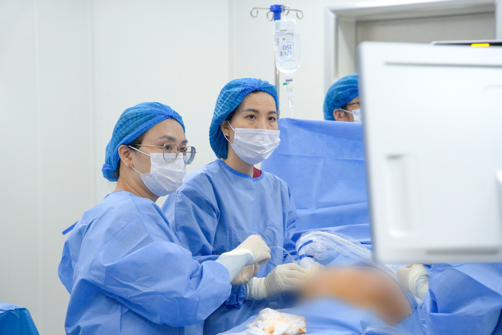 Kỹ thuật nội soi buồng ối bằng laser giải phóng thai nhi thoát khỏi hội chứng dải sợi ối - Ảnh 2. Kỹ thuật nội soi buồng ối bằng laser giải phóng thai nhi thoát khỏi hội chứng dải sợi ối - Ảnh 2.