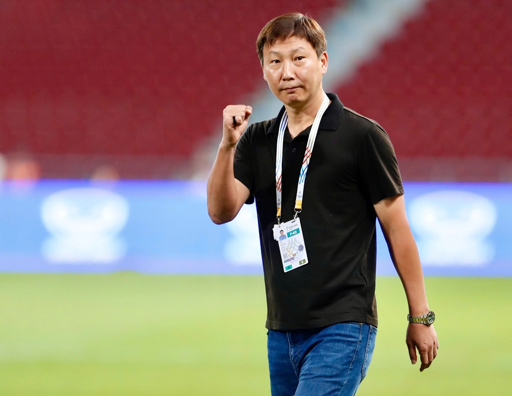 HLV Kim Sang Sik xứng danh 'phù thủy', cứ tung ai vào sân là người đó tỏa sáng - Ảnh 1. HLV Kim Sang Sik xứng danh 'phù thủy', cứ tung ai vào sân là người đó tỏa sáng - Ảnh 1.