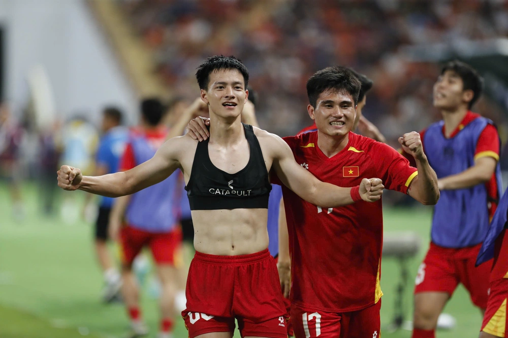 HLV Kim Sang Sik xứng danh 'phù thủy', cứ tung ai vào sân là người đó tỏa sáng - Ảnh 2. HLV Kim Sang Sik xứng danh 'phù thủy', cứ tung ai vào sân là người đó tỏa sáng - Ảnh 2.