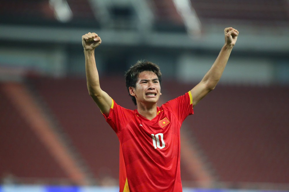 Tin nóng bóng đá Việt Nam hôm nay 19/12: HLV Kim Sang Sik tự hào về U22 Việt Nam; Tiền vệ U22 Việt Nam bật khóc sau chức vô địch - Ảnh 2.