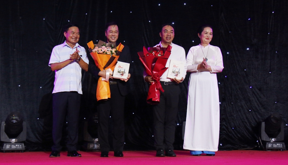 Lan tỏa dòng thơ phổ nhạc đến thế hệ trẻ - Ảnh 1. Lan tỏa dòng thơ phổ nhạc đến thế hệ trẻ - Ảnh 1.