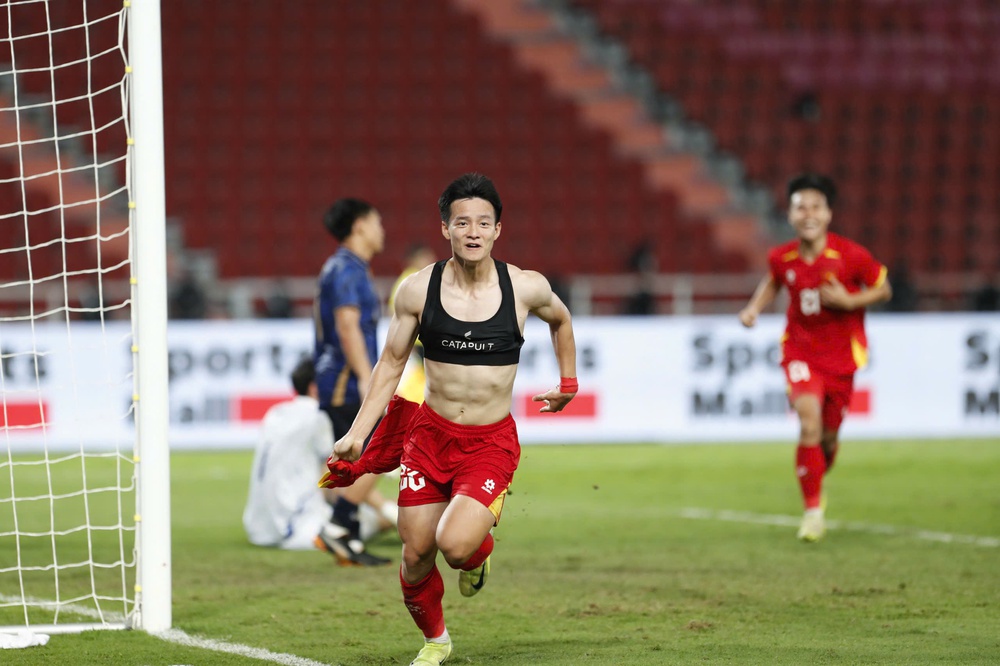 Rajamangala là "đất lành" của HLV Kim Sang Sik và chương vàng son mới của bóng đá Việt Nam - Ảnh 4. Rajamangala là "đất lành" của HLV Kim Sang Sik và chương vàng son mới của bóng đá Việt Nam - Ảnh 4.