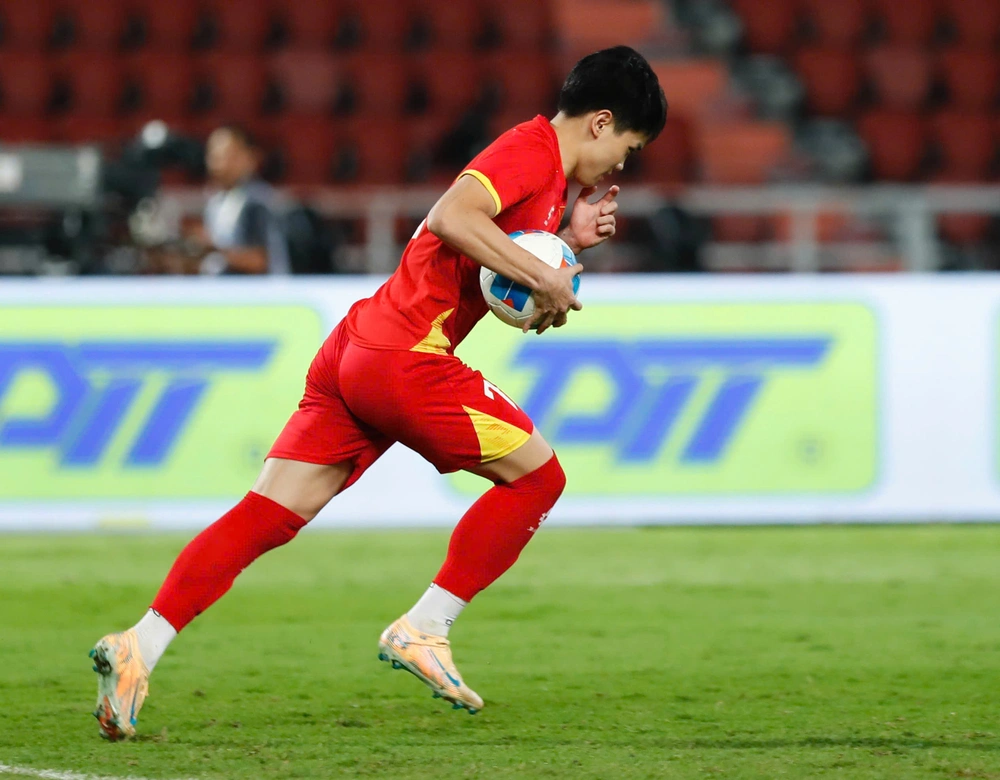 Rajamangala là "đất lành" của HLV Kim Sang Sik và chương vàng son mới của bóng đá Việt Nam - Ảnh 2. Rajamangala là "đất lành" của HLV Kim Sang Sik và chương vàng son mới của bóng đá Việt Nam - Ảnh 2.