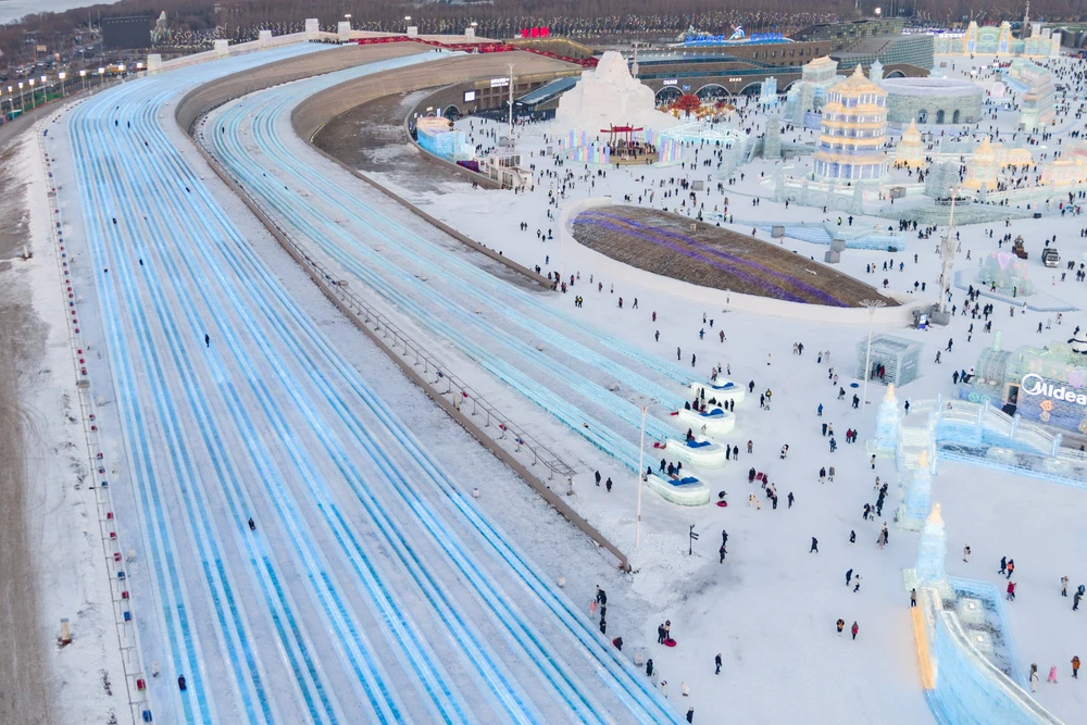 Công viên băng tuyết lớn nhất thế giới chính thức mở cửa tại Cáp Nhĩ Tân - Ảnh 3.
