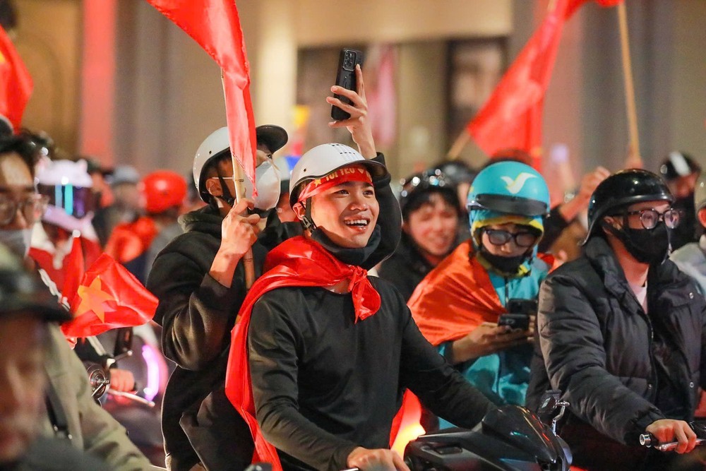 Người dân Hà Nội đổ ra đường ăn mừng U22 Việt Nam giành HCV SEA Games 2025 - Ảnh 4.