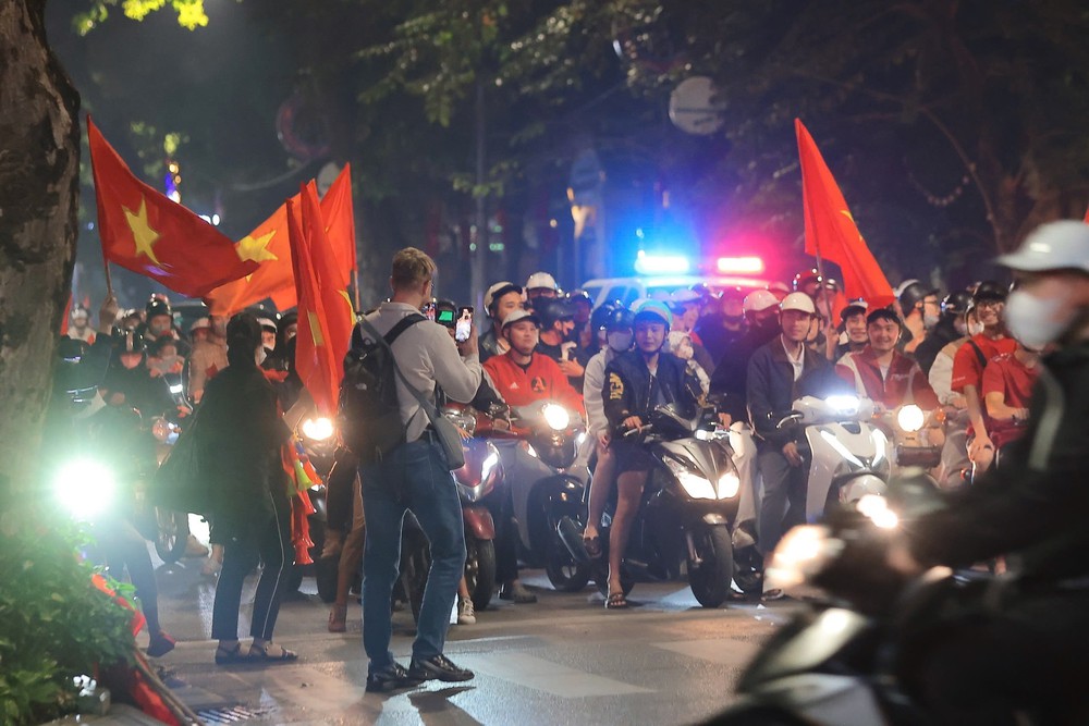 Người dân Hà Nội đổ ra đường ăn mừng U22 Việt Nam giành HCV SEA Games 2025 - Ảnh 5.