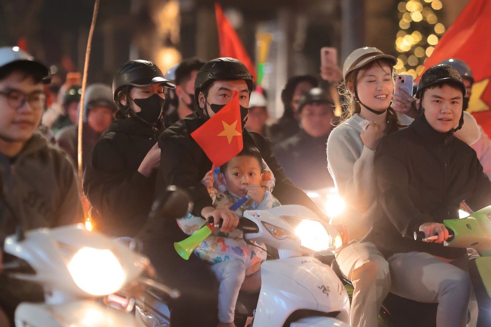 Người dân Hà Nội đổ ra đường ăn mừng U22 Việt Nam giành HCV SEA Games 2025 - Ảnh 2.