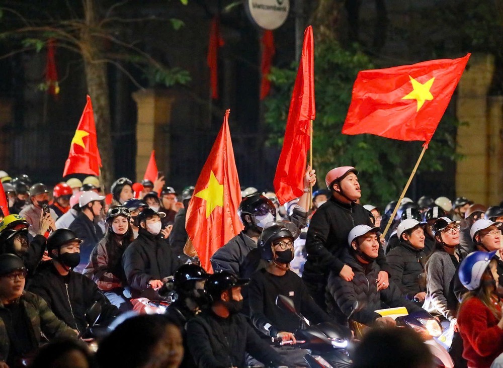 Người dân Hà Nội đổ ra đường ăn mừng U22 Việt Nam giành HCV SEA Games 2025 - Ảnh 1.