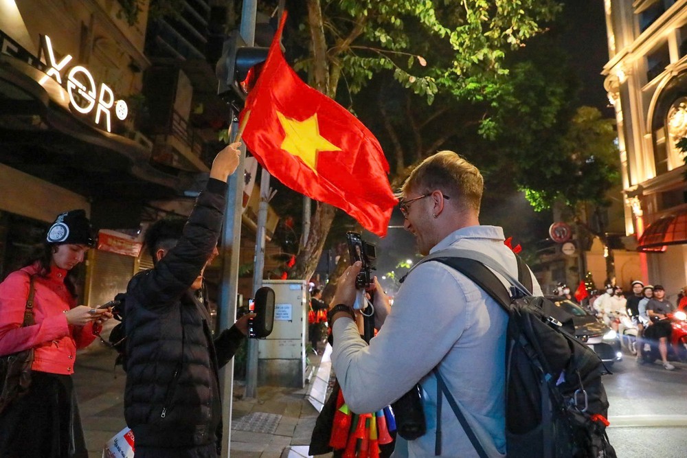 Người dân Hà Nội đổ ra đường ăn mừng U22 Việt Nam giành HCV SEA Games 2025 - Ảnh 7.