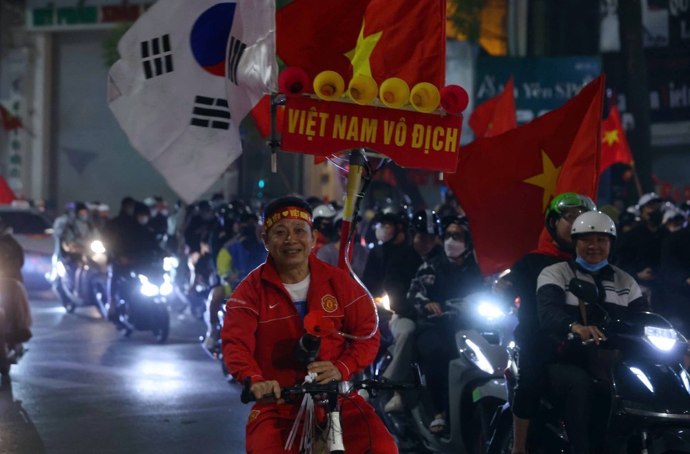 Người dân Hà Nội đổ ra đường ăn mừng U22 Việt Nam giành HCV SEA Games 2025 - Ảnh 3.