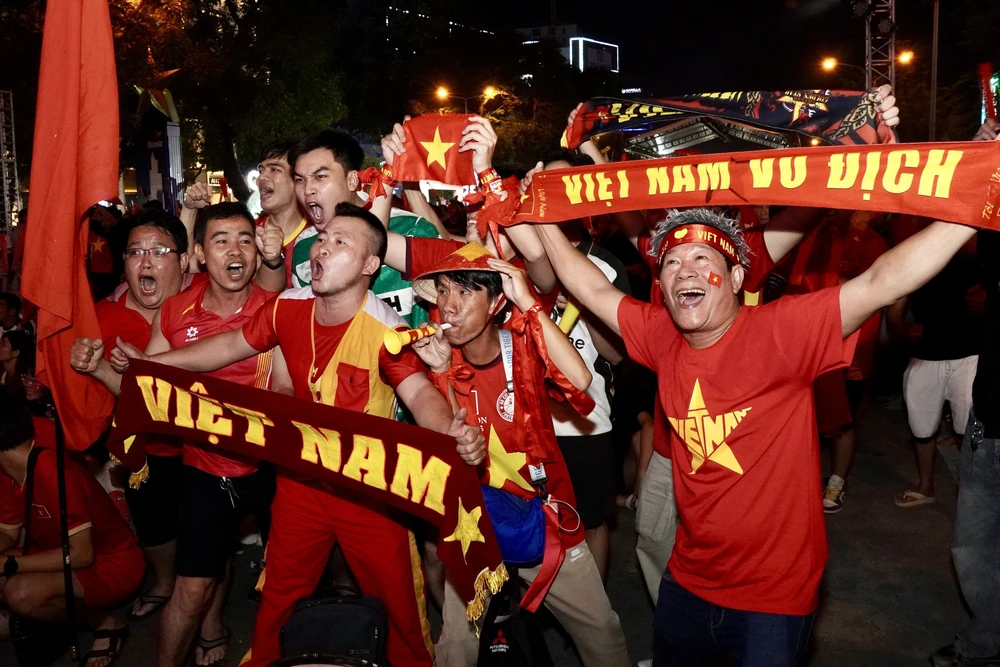 TP. Hồ Chí Minh: Người hâm mộ vỡ oà cảm xúc khi U22 Việt Nam giành Huy chương vàng SEA Games 33 - Ảnh 5.