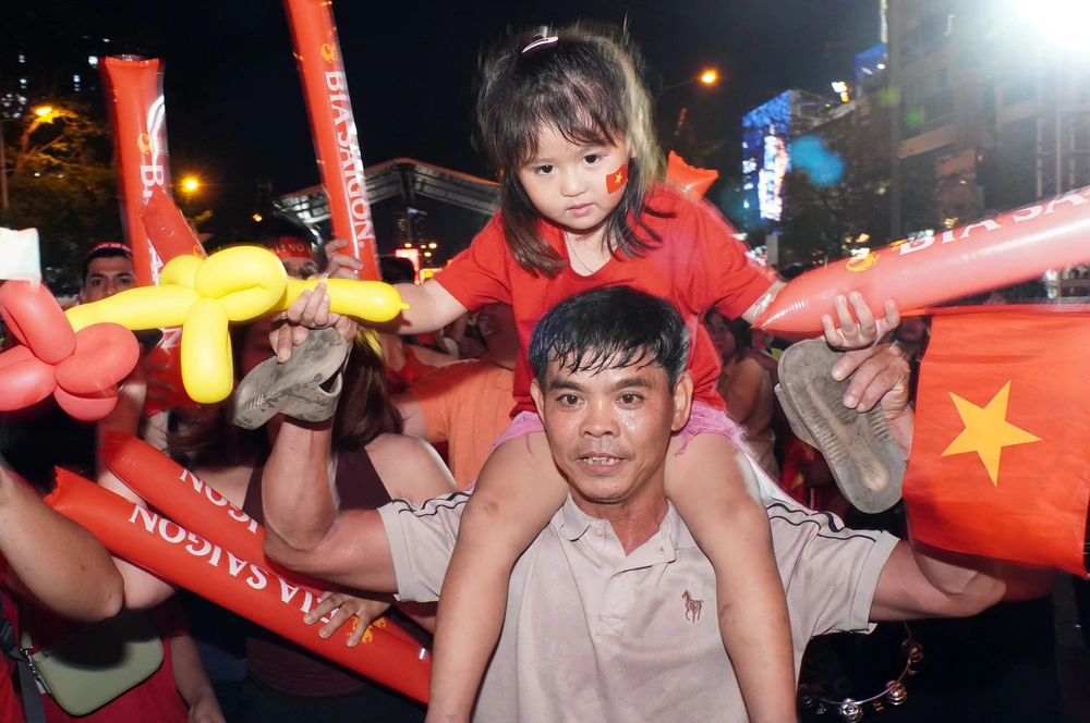 TP. Hồ Chí Minh: Người hâm mộ vỡ oà cảm xúc khi U22 Việt Nam giành Huy chương vàng SEA Games 33 - Ảnh 7.