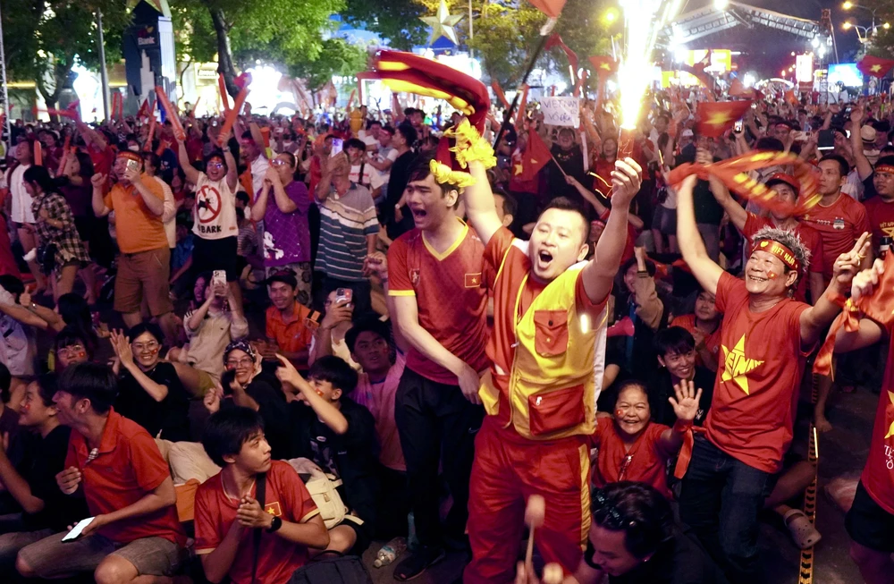TP. Hồ Chí Minh: Người hâm mộ vỡ oà cảm xúc khi U22 Việt Nam giành Huy chương vàng SEA Games 33 - Ảnh 4.