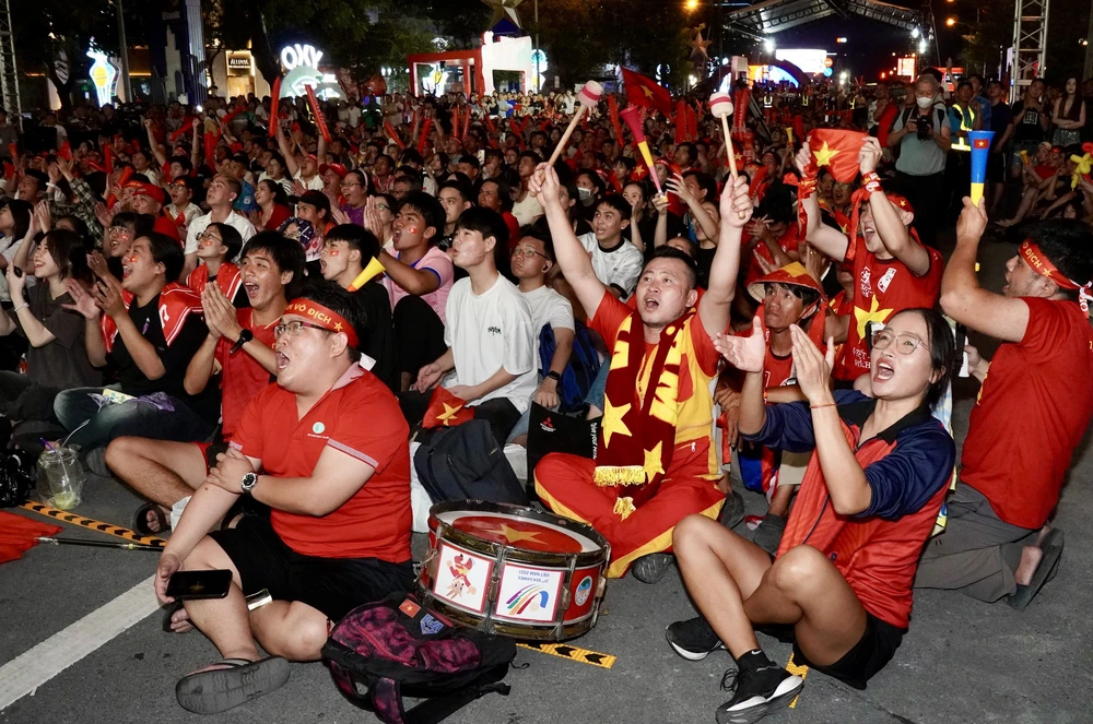 TP. Hồ Chí Minh: Người hâm mộ vỡ oà cảm xúc khi U22 Việt Nam giành Huy chương vàng SEA Games 33 - Ảnh 3.