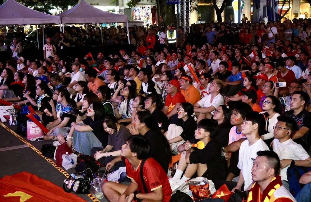 TP. Hồ Chí Minh: Người hâm mộ vỡ oà cảm xúc khi U22 Việt Nam giành Huy chương vàng SEA Games 33 - Ảnh 2.