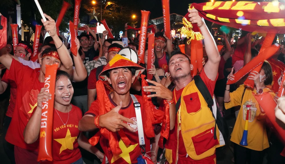 TP. Hồ Chí Minh: Người hâm mộ vỡ oà cảm xúc khi U22 Việt Nam giành Huy chương vàng SEA Games 33 - Ảnh 6.