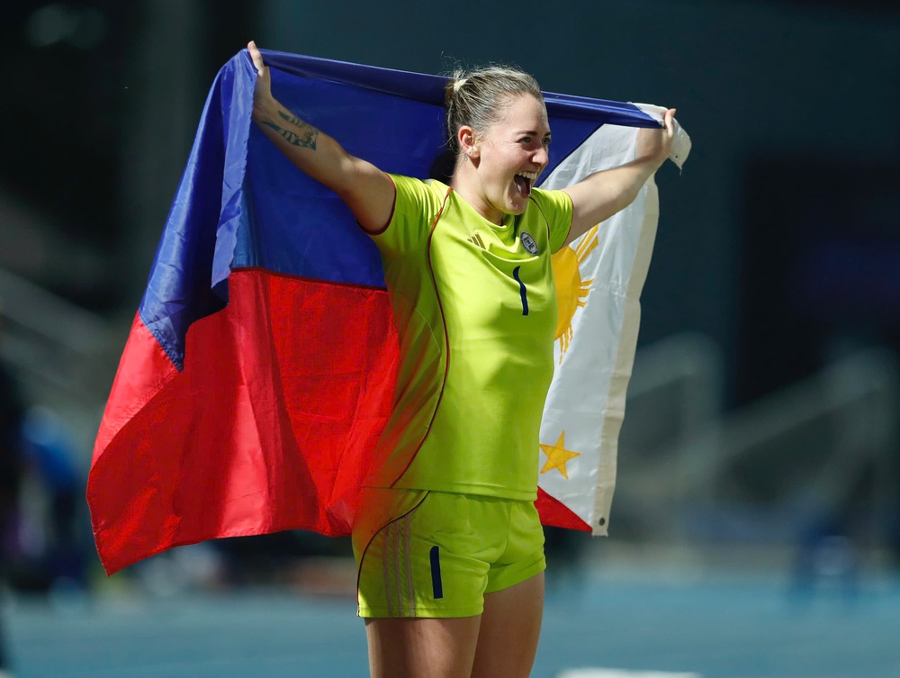 Thủ môn Philippines tiết lộ bí quyết cản quả 11m quyết định trước tuyển nữ Việt Nam ở chung kết SEA Games - Ảnh 2. Thủ môn Philippines tiết lộ bí quyết cản quả 11m quyết định trước tuyển nữ Việt Nam ở chung kết SEA Games - Ảnh 2.